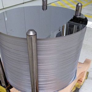 Das Ausgangsprodukt für die Stirnböden und die Bodenscheiben bei Waschmaschinentrommeln sind exakt zugeschnittene Edelstahlronden. Bild: Kuhn