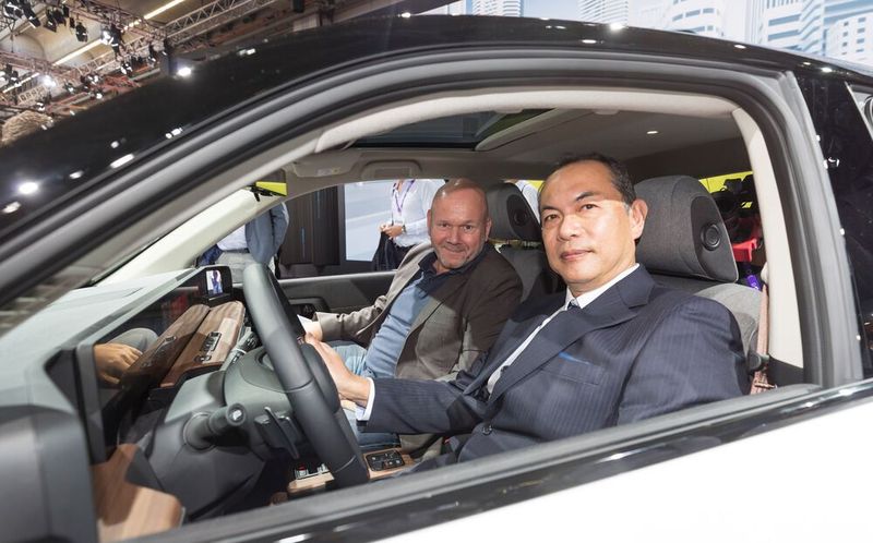 Autor Frank Wald (links) mit Kohei Hitomi, dem Projektleiter des Honda „e“. (Frank Wald)