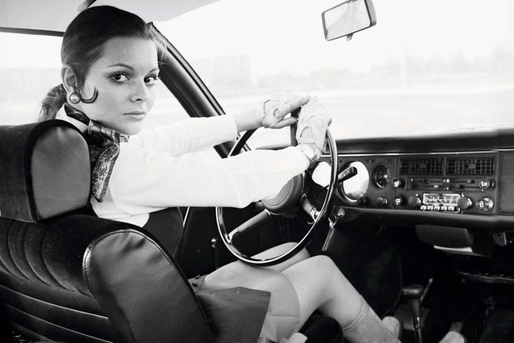 Futuristisch bzw. modern gab sich der Ro 80 auch innen: Kopfstützen und eine Lenkradprallplatte waren anno 67 alles andere als Standard. Auch eine Halbautomatik setzte Akzente. (Audi AG)