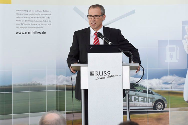 Im Rahmen der Veranstaltung sprachen Vertreter aus Wirtschaft und Politik, unter anderem Gustav Tuschen, Leiter Entwicklung Daimler Buses ... (Foto: Autohaus Karl Russ)