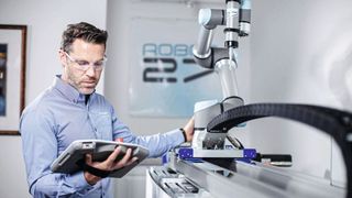 Die Movotrak CTU erweitert den Aktionsradius von Cobots um bis zu zehn Meter. Intelligente Kollisionserkennung sorgt dafür, dass Menschen trotz 7. Achse sicher mit dem Roboter arbeiten.  (Bild: Thomson Industries )