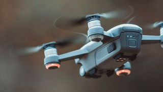 Einen besonderen Schwerpunkt setzt omlox auf die Vernetzung der Fabrik als Herzstück der Lieferkette. Unter anderem soll der Ortungsstandard den Einsatz von Drohnen vereinfachen. (Bild: gemeinfrei)