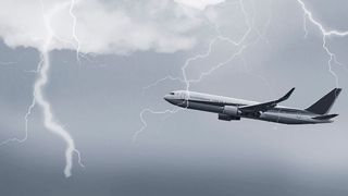 Mindestens einmal im Jahr wird jedes Flugzeug von einem Blitz getroffen. (shutterstock: PhotonCatcher)