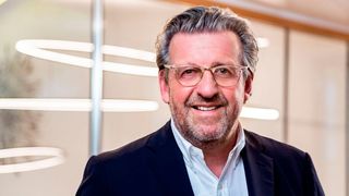 Stefan Wolf ist Chef des Arbeitgeberverbandes Gesamtmetall. Angesichts der Lage in Deutschland ist er laut Meldung der dpa für Arbeitszeitverlängerung von fünf Jahren – zumindest für Büroangestellte. Die IG Metall wirft ihm deshalb Ignoranz vor ...  (Bild: Gesamtmetall)