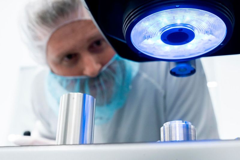 Kalibrierung der Hochpräzisionsmessung für Röhrenbauteilen im Reinraum. (Bild: Siemens Healthineers)