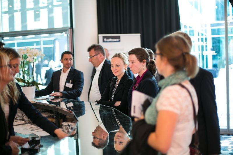 Teilnehmer des Innovation Days checken ein.
 (Software AG)