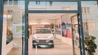 Die Senger-Gruppe begrüßt Interessenten der Marke BYD in Köln seit Dezember im ersten deutschen Showroom überhaupt für das chinesische Fabrikat. (Bild: Senger)