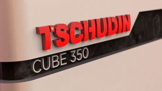 Tschudin lüftet auf der EMO Hannover 2019 das Geheimnis um die neue spitzenlose Außenrund-Schleifmaschine Cube 350. Sie besteche durch Eleganz in Kombination mit Funktionaliät und Produktivität auf kompaktem Raum. Ort der Enthüllung ist die Halle 11 am Stand B37. (Tschudin)