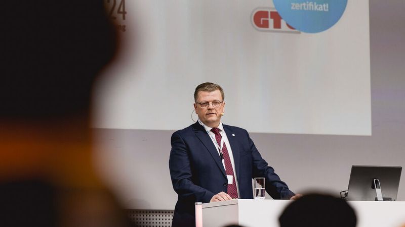 Für die Grußworte an die Teilnehmer war Michael Wessels, Präsident des Bundesverbands der freiberuflichen und unabhängigen Sachverständigen für das Kraftfahrzeugwesen (BVSK), zuständig. Sein Thema: erste Erfahrungen mit der Richtlinienreihe VDI-MT 5900. (Bild: Stefan Bausewein)