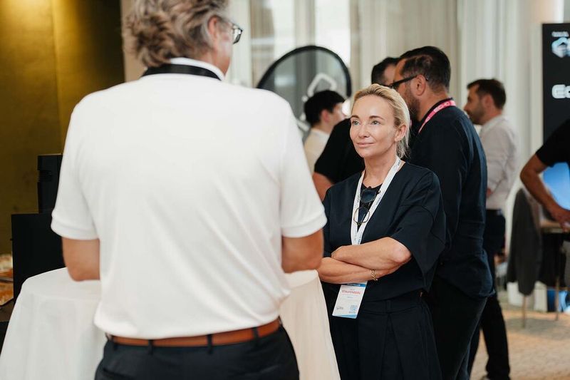 Anja Staufenberg, Arista, und Thomas Mitzka, Bechtle, im Gespräch (Bild: Werbefotografie Emme)