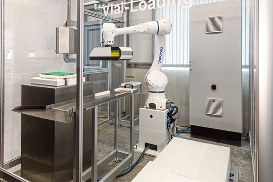 In einer von Goldfuß engineering entwickelten Zelle übernimmt ein Yaskawa-Roboter das Handling empfindlicher Vials.(Bild:  Yaskawa Europe)
