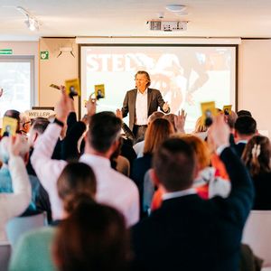 Ex-Fifa-Schiedsrichter Urs Meier hielt auf der Führungskräftekonferenz einen Key-Note-Vortrag.(Bild:  Weller)