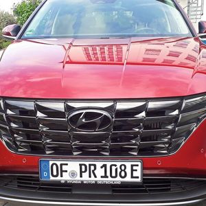 Mit „Diamantschliff-Optik“ beschreibt der Hersteller das Aussehen des Kühlergrills bzw. der Front des Tucson. Hinter dieser verbarg sich bei unserem Testwagen mit der exakten Beschreibung „Tucson Plug-in-Hybrid 1.6 T-GDi 265PS 6-AT 4WD PRIME-Paket“ ein Vierzylinder-Benzinmotor. Der leistet 180 PS/132 kW und überträgt seine Kraft über eine Sechsstufen-Automatik. Die restlichen PS/kW steuert ein E-Motor bei. Das funkioniert komfortabel und beim Ausbleiben von Drehzahlorgien (volle Beschleunigung) auch sehr leise. Der Verbrauch mit 6,5 bis 7 Litern geht bei den Umständen (Größe, Masse, Antrieb) als „gut“ durch.(Bild:  Dominsky – VCG)