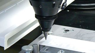 Wenn spröde Materialien wie Saphirglas in Form gebracht werden sollen, dann ist der Laser oft das einzig probate Werkzeug, um das wunschgemäß und ausschussarm zu bewerkstelligen. (Bild: Manz)