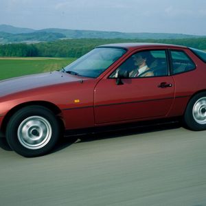  50 Jahre Porsche 924 – Nachfolger des VW-Porsche 914 und Auftakt zu einer Serie erfolgreicher Sportwagen in Transaxle-Bauweise.(Bild:  Porsche)