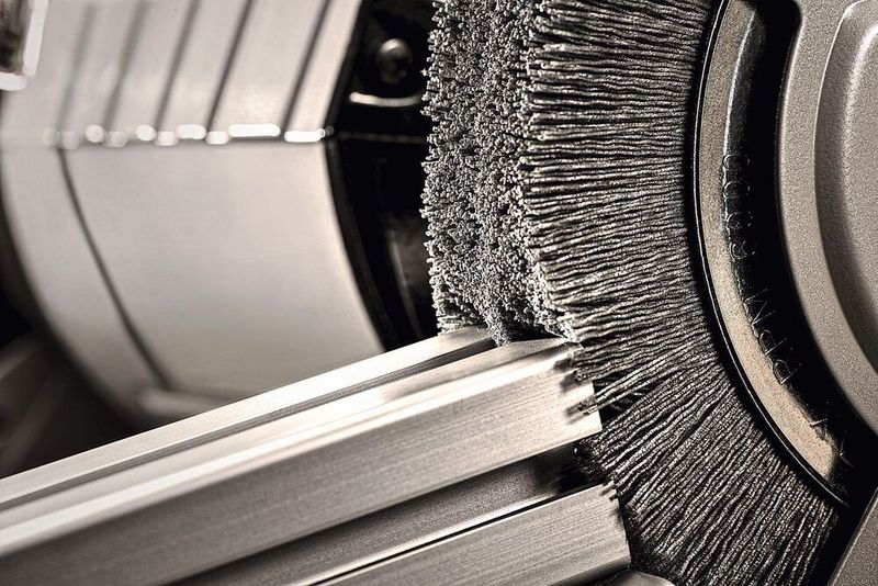 Flexible and economical: Apart from complex plant technology, brush deburring offers a highly efficient process for removing burrs, rounding edges and loosening tinsel. (Source: Kullen-Koti)