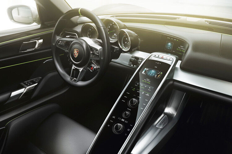 Der Porsche 918 Spyder wurde wie ein Rennwagen entwickelt, bietet innen aber allen erdenklichen Komfort. (Foto: Porsche)