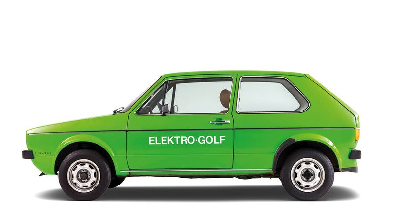 Mit dem Elektro-Golf, vorbereitet fürs Laden an Parkuhren, erprobt Volkswagen die batterieelektrische Mobilität. Technisch war der erste E-Golf recht simpel aufgebaut: Anstelle des Benzinmotors saß unter der vorderen Haube ein 20 kW (27 PS) starker Gleichstrom-Elektromotor, der an das serienmäßige Viergang-Getriebe angeflanscht ist. Ein Bordlader ermöglicht das Aufladen der aus 16 einzelnen 6-Volt-Bleiakkus bestehenden Batterie über die normale 220-Volt-Steckdose, was etwa zwölf Stunden in Anspruch nahm. Die schweren Blei-Säure-Batterien fanden im Kofferraumboden ihren Platz. Bis 1986 diente der E-Golf als Versuchsfahrzeug, in dem unterschiedliche Batteriekonfigurationen und Elektromotoren getestet wurden, ab 1979 auch im Flottenbetrieb, unter anderem beim Energieversorger RWE. (Bild: Volkswagen AG)