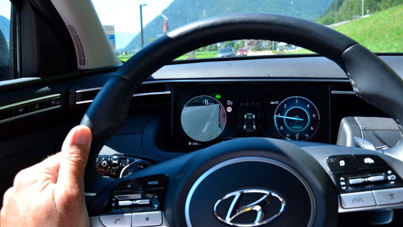 Blinkt man links, verwandelt sich der Tacho, ... (Bild: Michel/»kfz-betrieb«)