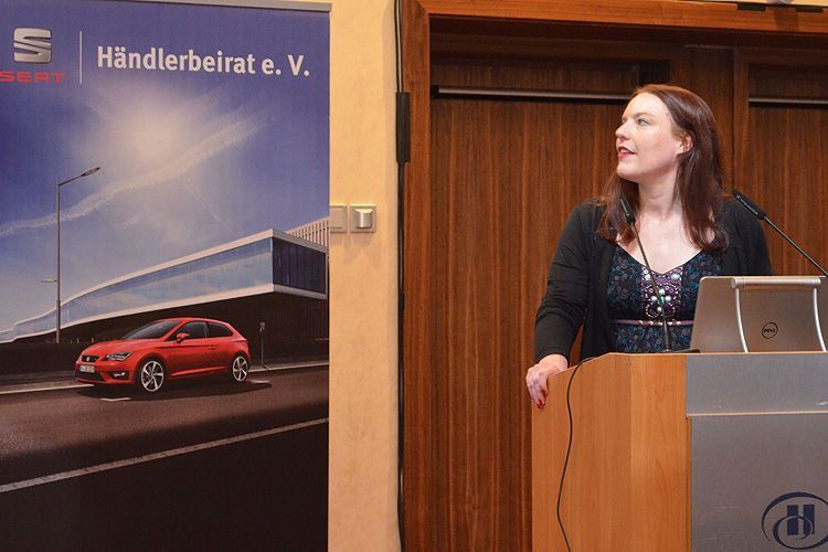 Tanja Hufschmidt von Google Deutschland erläuterte den Seat-Partnern, wie das Internet zum verlängerten Schauraum wird. (Foto: Grimm)