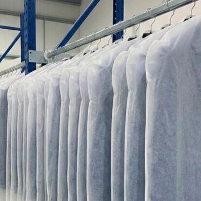 Außer für Kleidung eignet sich das Thinwrap Transparent Gloss HS auch zum Verpacken weiterer Produkte wie Spielzeug, Kosmetik, Zeitschriften, Taschentücher und Servietten. (Bild: Delfortgroup)