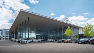 Wer werden die Käufer sein? Mercedes-Benz kündigte 2024 an, die noch verbliebenen 80 Niederlassungsbetriebe ganz oder teilweise verkaufen zu wollen. 2025 könnte klar werden, was daraus wird. Im Bild: einer der Standorte des Nürnberger Niederlassungsverbunds. (Bild: Daimler AG)