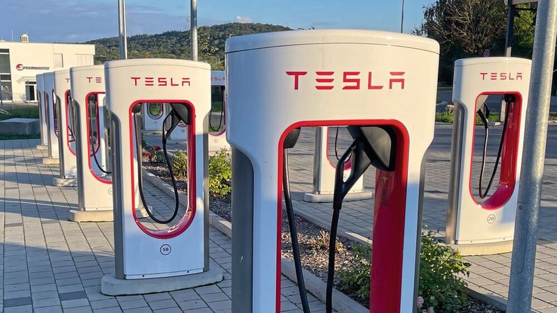 Tesla will Insider-Informationen zufolge nicht mehr nur in die Infrastruktur, sondern auch in ein neues Modell investieren.(Bild:  Grimm – VCG)