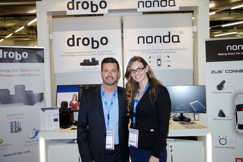 Andreas Sviontek und Hannah Fischer, 360 Service Agency, präsentieren drobo und nondo.  (Bild: IT-BUSINESS)