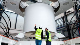 Letzter Check der sechs Hydraulikzylinder der Lasteinleitung. (Fraunhofer IWES)