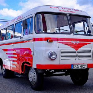 Mit am Start der Sächsischen Meister-Classic: der Robur, gebaut 1977 im Robur-Werk im nahen Zwickau, und sein stolzer Besitzer Mirko Sindler.(Bild:  Zietz/»kfz-betrieb«)