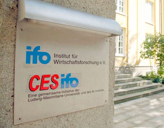 Materialmangel! Das Münchener Ifo-Institut hat deutsche Unternehmen gefragt, wie es mit kritischen Rohstoffen aussieht. Seit Oktober hat sich demnach der Druck auf die Unternehmen verstärkt, was vor allem an Chinas Strategien liegt.(Bild:  Ifo)