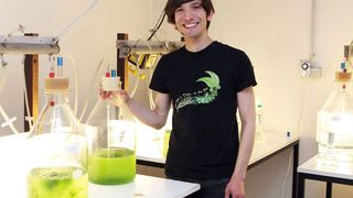 Dr. Lukas Pfeifer untersuchte pflanzliche Zellwandbestandteile, um mehr über die Verwandtschaftsverhältnisse und den Ursprung von Algen und Landpflanzen zu erfahren. (Bild: Christian Urban, Uni Kiel)