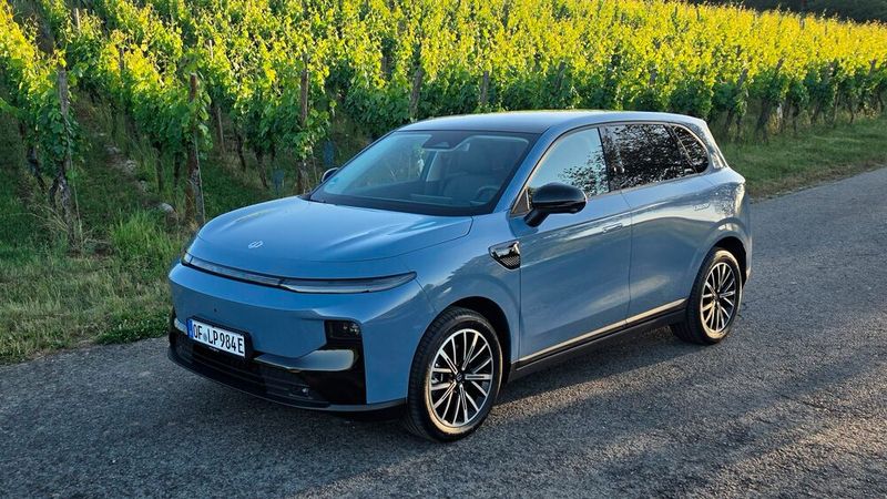 1. Das Design: Ein Hauch Range Rover, ein Hauch Porsche Cayenne der ersten Generation, eine Portion Nio: Das Design des Leapmotor B10 hat Anleihen von Premiummarken und ist aus allen Blickwinkeln durchaus gefällig. Dazu tragen vor allem die schmalen Lichtleisten bei. Lediglich die Räder wirken etwas zu klein für ein SUV.  (Bild: Mauritz – VCG)