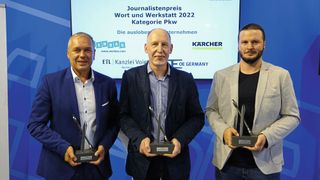 Den 1. Platz beim Journalistenpreis „Wort und Werkstatt“ erreichte Steffen Dominsky (Mitte). Drittplatzierter war Jakob Schreiner (rechts), beide von »kfz-betrieb«. Den 2. Platz belegte Torsten Schmidt („Krafthand“). (Bild: Rosenow – »kfz-betrieb«)