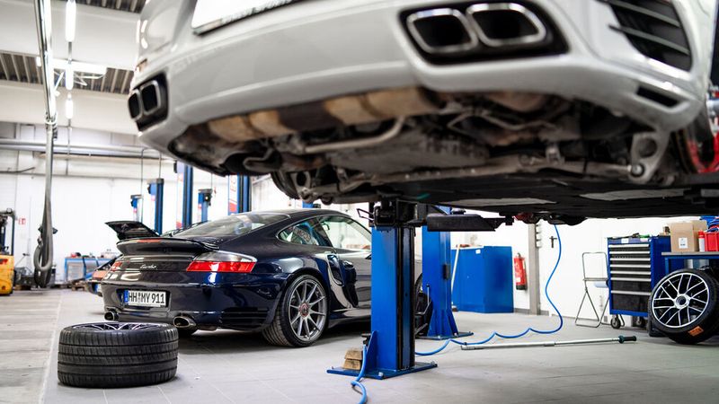 Das ehemalige Teilelager wurde zu einer Werkstatt umfunktioniert. (Bild: David Finest Sports Cars)