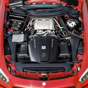 Unter der Motorhaube arbeitet ein neuer 4,0-Liter-V8-Biturbomotor. Er ersetzt den 6,3-Liter-Achtzylinder-Sauger aus dem SLS. Sein Verbrauch liegt laut Hersteller bei 9,4/9,3 Liter pro 100 Kilometer.(Foto: Daimler)