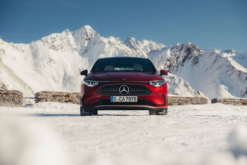 Der Hybrid sieht dem Elektro-CLA fast zum Verwechseln ähnlich: klassischer Stern im Grill, klare Linien, coupéhafte Silhouette. (Bild: Mercedes-Benz)