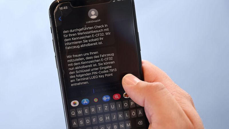 Die Kommunikation mit Kundinnen und Kunden findet per SMS oder E-Mail statt.  (Bild: Oliver T. Mueller)