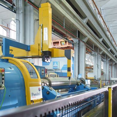 Bereit für die autonome Zukunft: Walzenschleifmaschine von Pomini Tenova mit Siemens Sinumerik One. Die Integration von Industrial AI ermöglicht eine kontinuierliche Optimierung der Schleifprozesse. (Bild: Siemens AG)