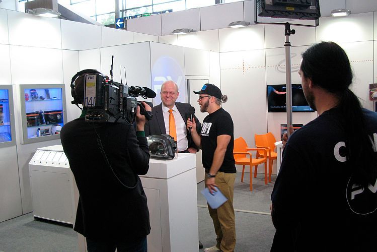 PV-TV-Moderator Sidney Hoffmann auf der Jagd nach neuen Produkten und wissenswerten Informationen. (Foto: Dominsky)