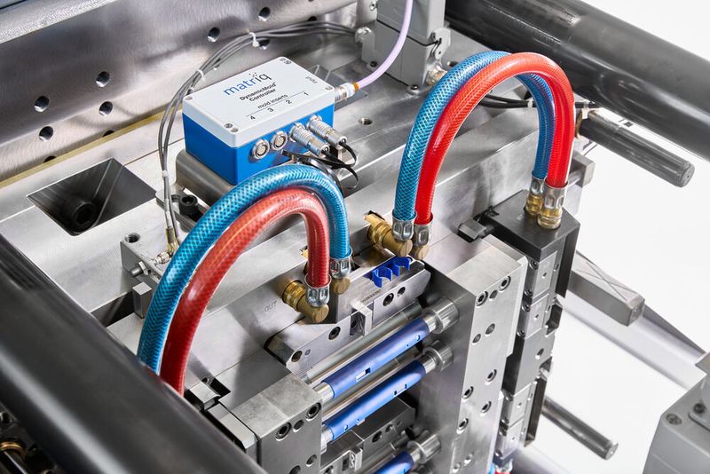 Partner project of Arburg, Matriq and Kebo at Fakuma 2026: An Allrounder 570 A produces auto-injector housings with Data Matrix codes applied directly in the mould.  (Source: Arburg)