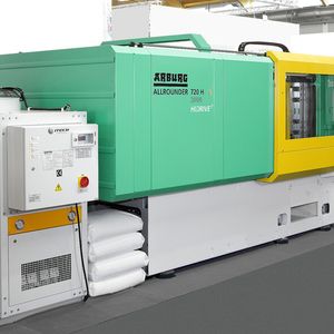 Bild 1: Die elektrischen und hybriden Allrounder von Arburg gibt es jetzt auch als speziell für die Ansprüche der Verpackungsindustrie ausgelegten Versionen. Hier eine Allrounder 720 H in der Version "Packaging". Ein "P" am Ende des Produktnamens, verrät ihre besondere Spezifikation.