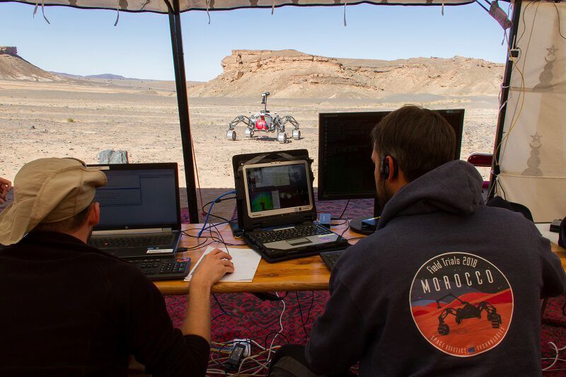 Experimente in der Wüste: Die Forscher testeten unter realitätsnahen Bedingungen den DFKI-Rover Sherpa TT in der marokkanischen Wüste.  (DFKI GmbH/Thomas Frank)