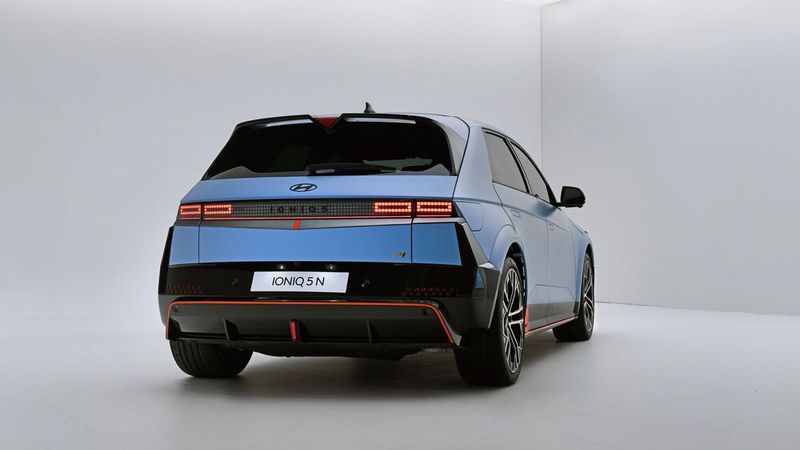 Am schwarz-blauen Heck kommt die neuen Akzentfarbe „Luminous Orange Matte“ gut zur Geltung. (Bild: Hyundai)