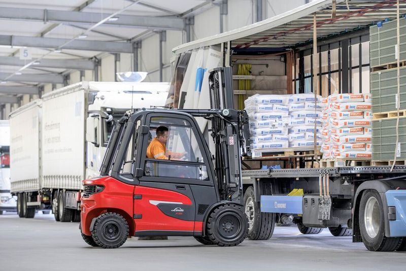 Die Elektrostapler der Baureihe X20 – X35 sind gute Helfer für das Lastenhandling in den Branchen Baustoff, Getränke, Stahl und Eisen, Papier, Holz und Recycling sowie eine grüne Alternative zu den Verbrennern, in Sachen Linde-Stapler. (Linde Material Handling)