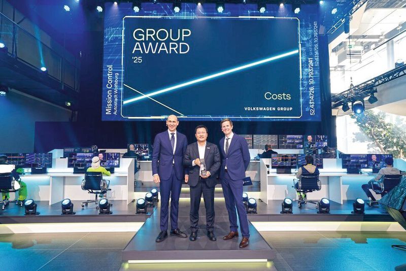 Die Auszeichnung übergab Ralf Brandstätter (links), Mitglied des Vorstands der Volkswagen AG und verantwortlich für China, gemeinsam mit Volker Lages (rechts), Leiter Konzernbeschaffung Connectivity, eMobility und Fahrerassistenz, an Xu Jian (Mitte), CEO von Desay SV. (Bild: Volkswagen Group)