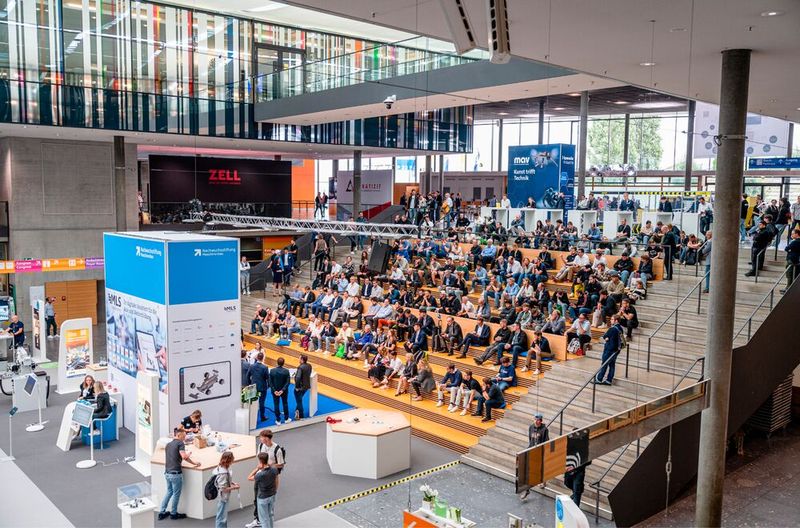 Die AMB Stage ist zentraler Treffpunkt für den fachlichen Austausch – auch 2026 bietet sie ein praxisnahes Vortragsprogramm zu den Fokusthemen der Messe. (Bild: Valentin Marquardt)