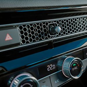 Statt vieler einzelner Düsen haben die Japaner der Lüftung ein durchlaufendes Gitter ins Armaturenbrett gelegt, hinter dem sich die Klimaautomatik austobt.(Bild:  Honda)