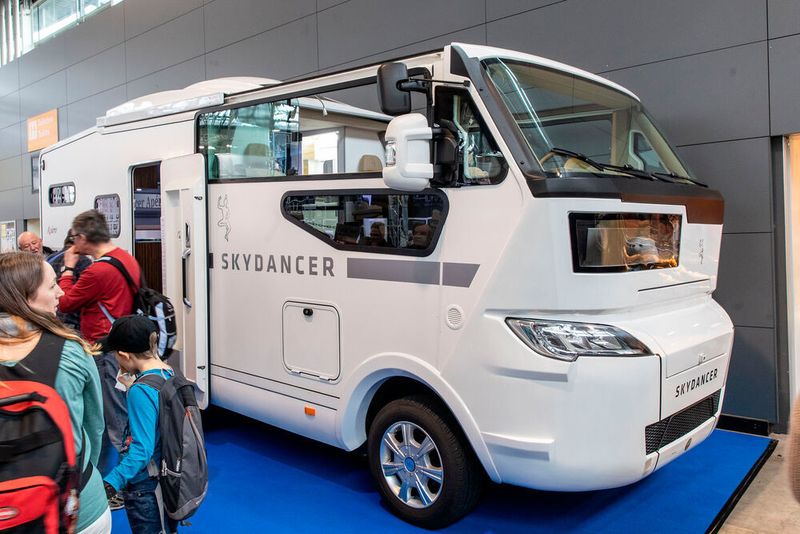 Das Dach des Apero von Skydancer auf Ducato-Basis kann über dem erhöhten Fahrerhaus und der Sitzgruppe komplett nach hinten geschoben werden. So wird das sieben Meter lange Fahrzeug ab 128.000 Euro zum Groß-Cabrio. (Messe Stuttgart)