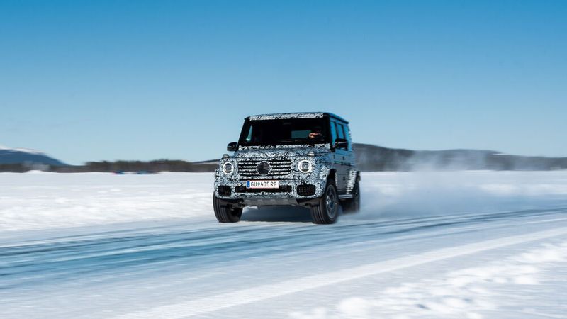 Nicht so schnell aus der Ruhe zu bringen: die überarbeitete G-Klasse beim Tanz auf dem Eis. (Bild: Mercedes-Benz)